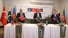 Dışişleri Bakanı Mevlüt Çavuşoğlu, Pakistan Dışişleri Bakanı Şah Mahmud Kureyşi (ortada) ve Azerbaycan Dışişleri Bakanı Ceyhun Bayramov 