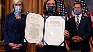 Nancy Pelosi, la présidente de la chambre des représentants, montrant la seconde mise en accusation de Donald Trump, 13 janvier 2021