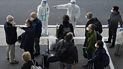 Die zehn Experten und Expertinnen der WHO nach der Ankunft am Flughafen von Wuhan