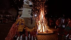 Mit gruseligen Masken böse Geister vertreiben