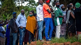 Hamar sorok alakultak ki Ugandában a szavazócédulák késése miatt