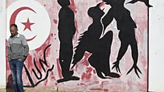 رسم غرافيتي يصور ظل رجل يتحول إلى طائر يرمز إلى الحرية بالقرب من حديقة محمد البوعزيزي في تونس
