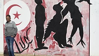 رسم غرافيتي يصور ظل رجل يتحول إلى طائر يرمز إلى الحرية بالقرب من حديقة محمد البوعزيزي في تونس