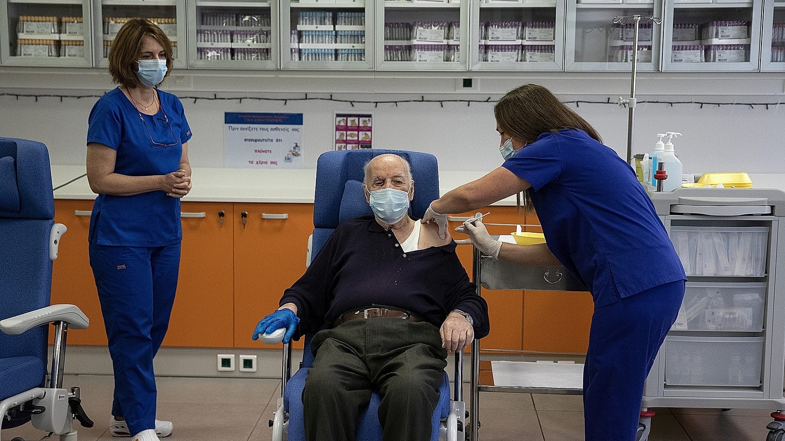 Εμβολιασμός ηλικιωμένου στην Αθήνα