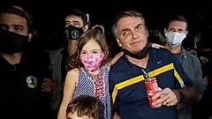 Jair Bolsonaro prend un bain de foule sans masque 