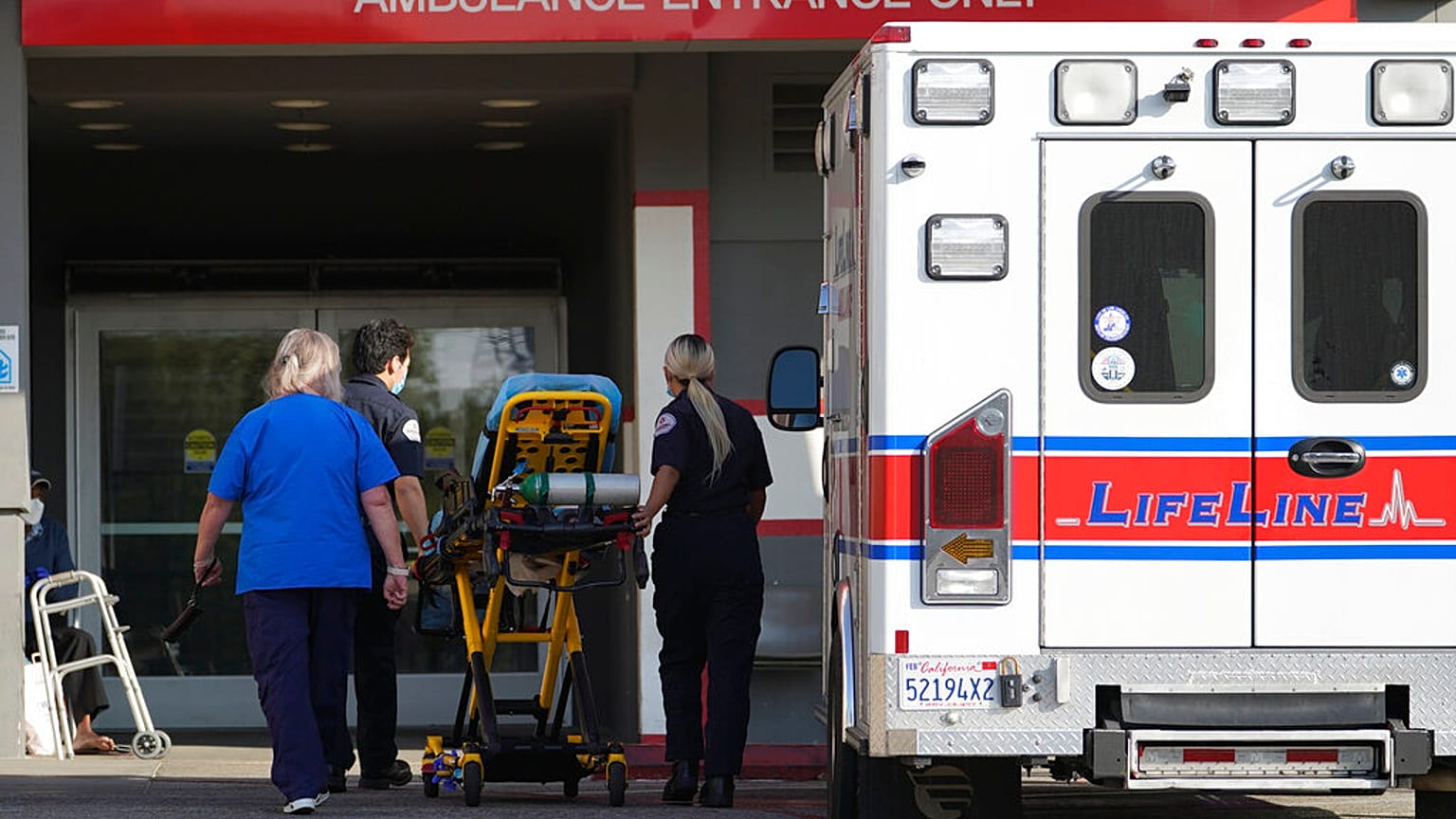ARQUIVO - Nesta foto de arquivo de 5 de janeiro de 2021, uma ambulância LifeLine chega ao CHA Hollywood Presbyterian Medical Center (CHA HPMC) em Los Angeles.
