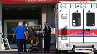 FILE - Sur cette photo du 5 janvier 2021, une ambulance LifeLine arrive au CHA Hollywood Presbyterian Medical Center (CHA HPMC) à Los Angeles.