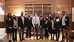 Ο πρωθυπουργός Κυριάκος Μητσοτάκης στο Μέγαρο Μαξίμου με τους βραβευθέντες μαθητές στη Ολυμπιάδα Ρομποτικής