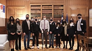 Ο πρωθυπουργός Κυριάκος Μητσοτάκης στο Μέγαρο Μαξίμου με τους βραβευθέντες μαθητές στη Ολυμπιάδα Ρομποτικής
