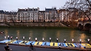 Nas margens do Sena, um recado para os juízes do Tribunal Administrativo de Paris em forma de cartaz:"somos 2,3 milhões"