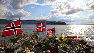 Erinnerungsstätte für die Opfer des Terroranschlags. Im Hintergrund: Utøya.