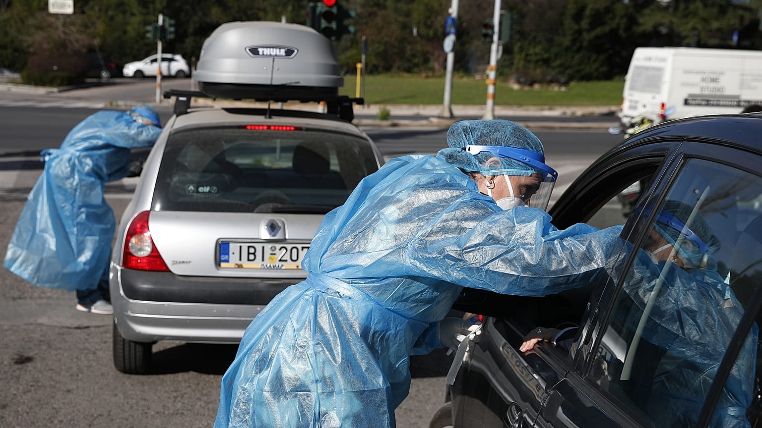 Συνεργεία του ΕΟΔΥ διενεργούν τεστ ταχείας διάγνωσης σε οδηγούς 