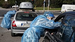 Συνεργεία του ΕΟΔΥ διενεργούν τεστ ταχείας διάγνωσης σε οδηγούς 