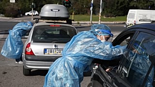 Συνεργεία του ΕΟΔΥ διενεργούν τεστ ταχείας διάγνωσης σε οδηγούς