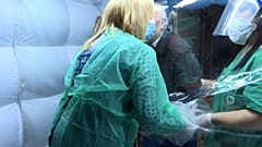 Aufblasbarer Kuschelraum: Berührung durch Plastik