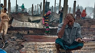  fire raced through a sprawling Rohingya refugee camp in southern Bangladesh on Thursday, destroying hundreds of homes, officials said. 