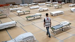 Γυμναστήριο που χρησιμοποιείται για τη διανυκτέρευση αστέγων κατά την περίοδο της πανδημίας.