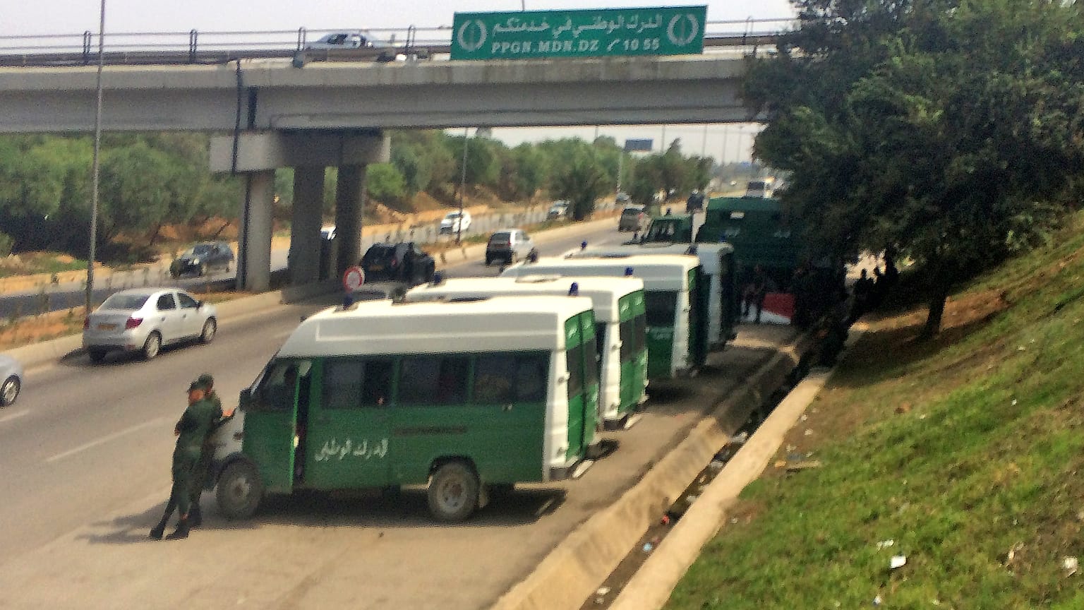 صورة أرشيفية لسيارت تابعة لقوات الأمن الجزائرية تنتشر في العاصمة