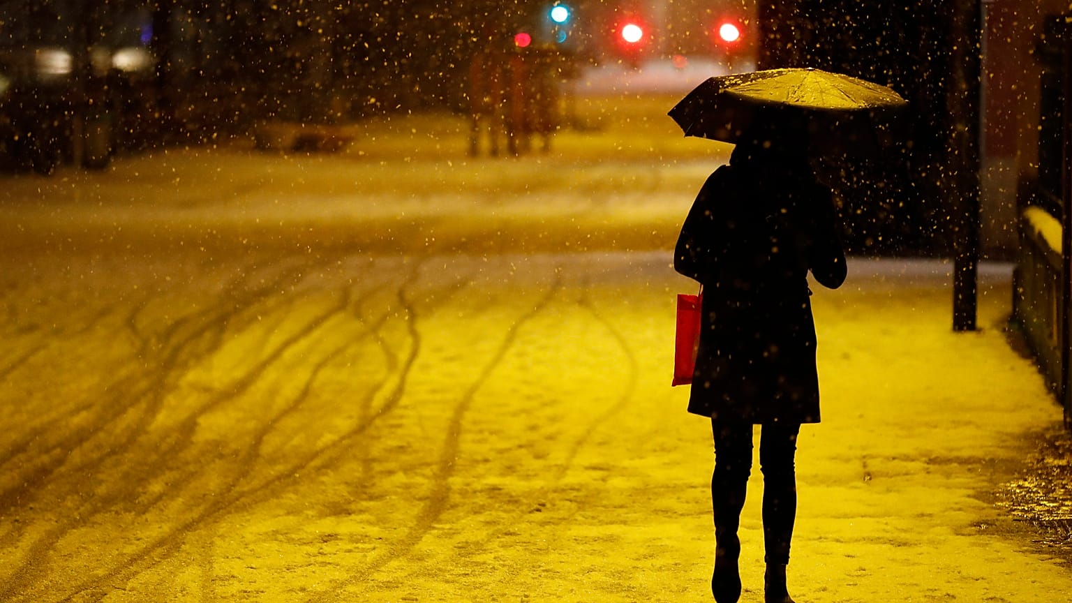 Un mujer camina por una calle de Estrasburgo, Francia 14/1/ 2021