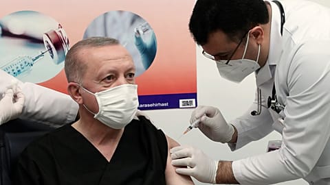 Erdogan wird geimpft. 