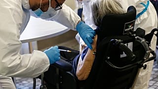 El programa de vacunación de Italia también avanza más rápido de lo previsto en el calendario original, y las personas mayores ya están empezando a recibir su primera dosis.