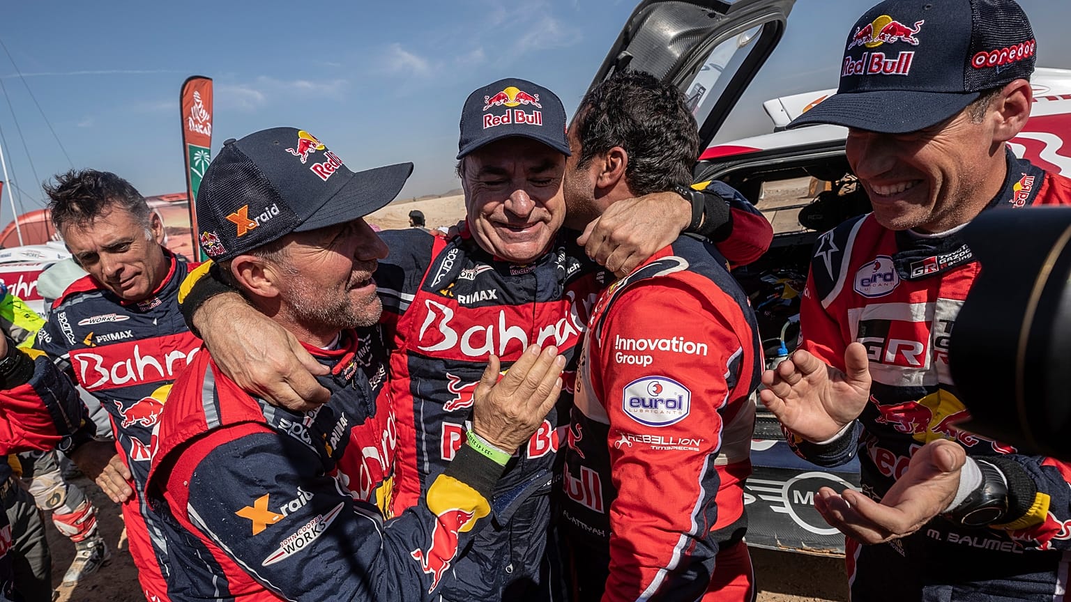 Stéphane Peterhansel à gauche, Carlos Sainz au centre et Nasser Al-Attiyah à droite, Arabie saoudite, 17 janvier 2021