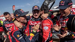 Stéphane Peterhansel à gauche, Carlos Sainz au centre et Nasser Al-Attiyah à droite, Arabie saoudite, 17 janvier 2021