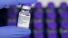 Eine Phiole mit dem Corona-Impfstoff von Pfizer/BioNTech
