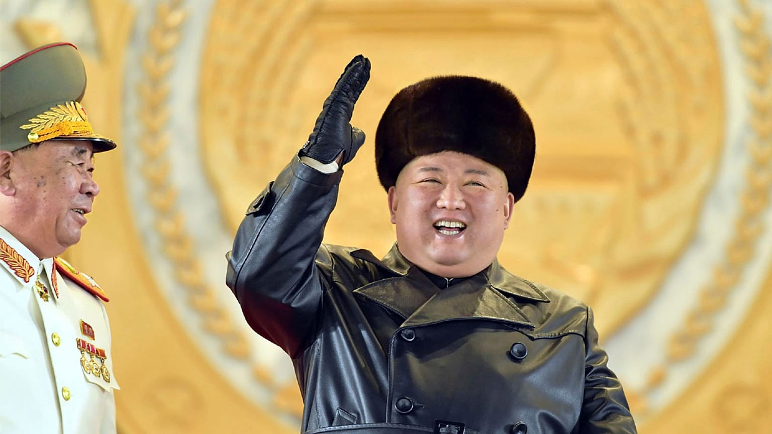 Líder da Coreia do Norte satisfeito durante desfile militar