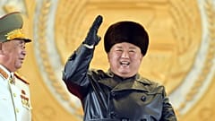 Líder da Coreia do Norte satisfeito durante desfile militar