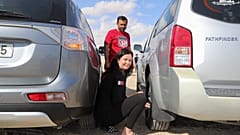 فيسر بالقرب من إحدى السيارات 