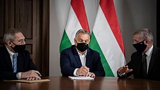  Orbán Viktor miniszterelnök (k) Pintér Sándor belügyminiszterrel (b) és Benkő Tibor honvédelmi miniszterrel egyeztet a Karmelita kolostorban