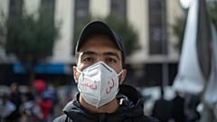 Un joven durante una protesta en el décimo aniversario del levantamiento que derrocó al autócrata Ben Ali en Túnez, el14 de enero de 2021. 
