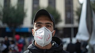 Un joven durante una protesta en el décimo aniversario del levantamiento que derrocó al autócrata Ben Ali en Túnez, el14 de enero de 2021. 