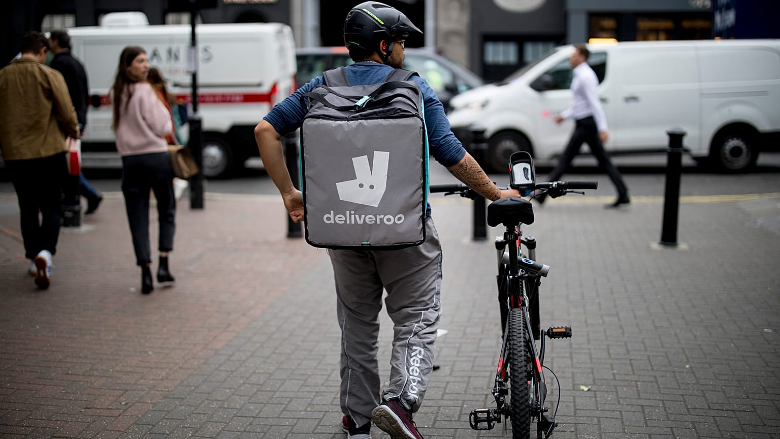 Deliveroo kuryesi