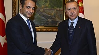 Ο πρωθυπουργός της Ελλάδας και ο πρόεδρος της Τουρκίας κατά τη διάρκεια παλαιότερης συνάντησής τους, το 2017.