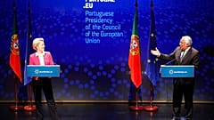 Η πρόεδρος της Ευρωπαϊκής Επιτροπής Ούρσουλα φον ντερ Λάιεν, και ο πρωθυπουργός της Πορτογαλίας, Αντόνιο Κόστα