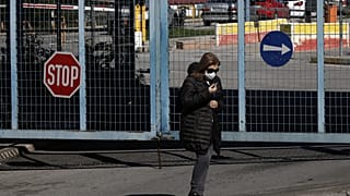 Πολίτης στην είσοδο του Αττικού Νοσοκομείου