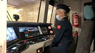 "Красавица, спортсменка"... машинистка!