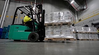 إعداد دفعات من لقاح فايزر لنقلها