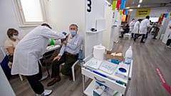 Idős házaspárt oltanak be az új koronavírus elleni védőoltással Genfben 2021. január 6-án