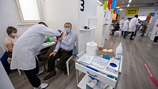 Idős házaspárt oltanak be az új koronavírus elleni védőoltással Genfben 2021. január 6-án