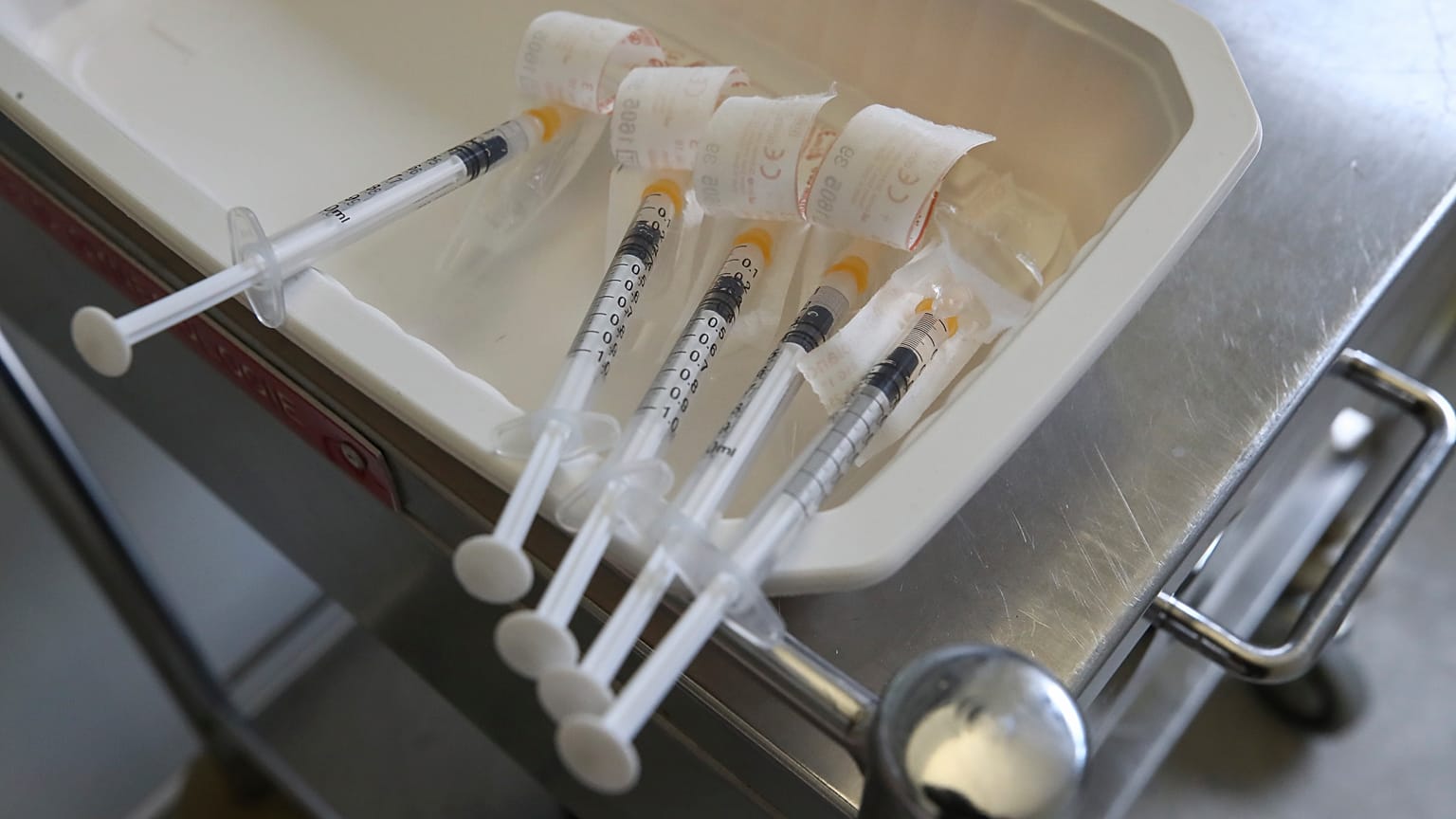 Pfizer retrasa la entrega de vacunas en Europa para acelerar su proceso de producción