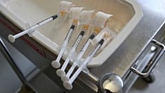 Inzwischen mehr als zwei Millionen Corona-Tote weltweit - Pfizer-Lieferung verzögert sich