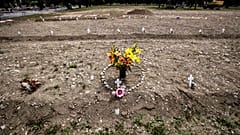 Campo 81, uma zona do cemitério Maggiore, em Milão, Itália, para vítimas de Covid-19