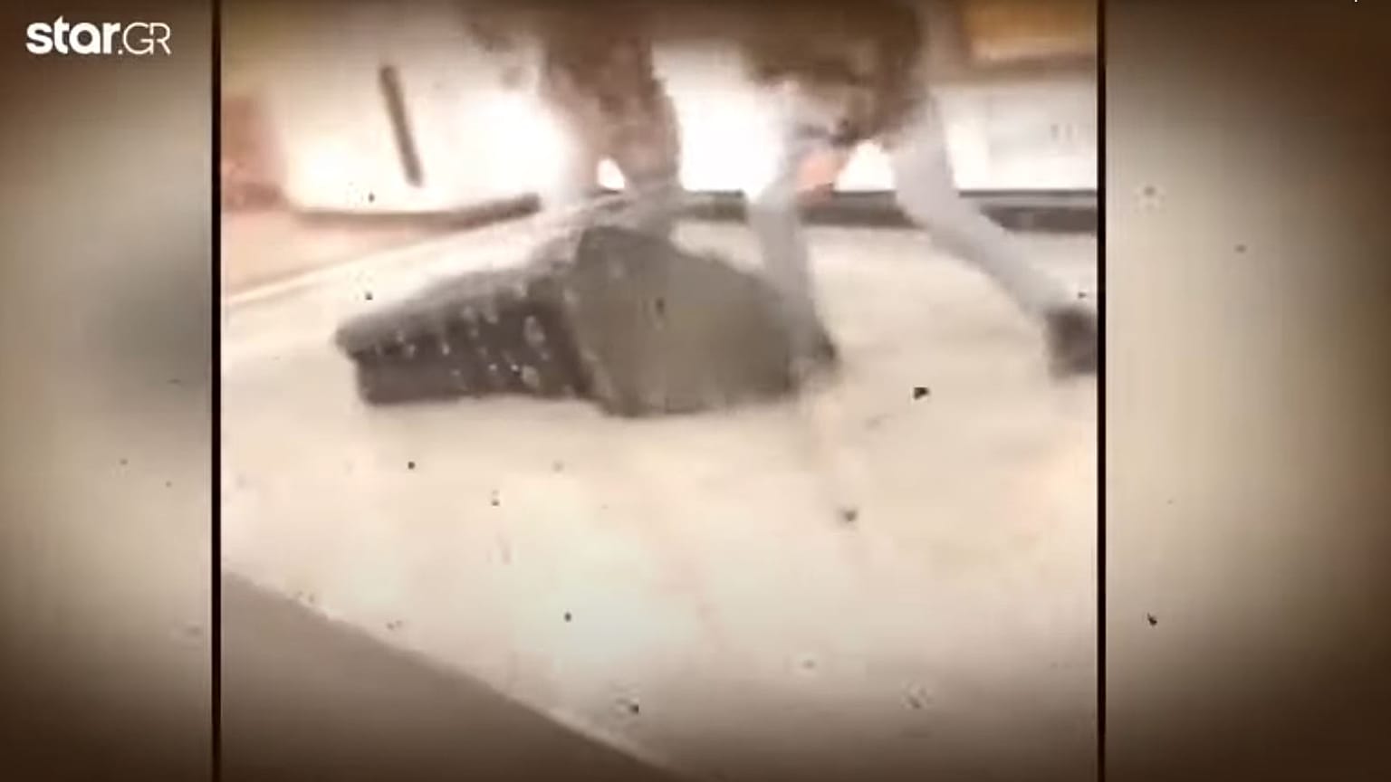 Εικόνα από τη στιγμή του ξυλοδαρμού
