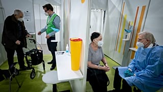 Almanya'da aşı olmadan önce bilgi alan hastalar