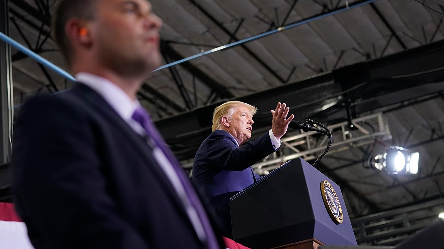 ABD Başkanı Donald Trump ve bir Gizli Servis çalışanı