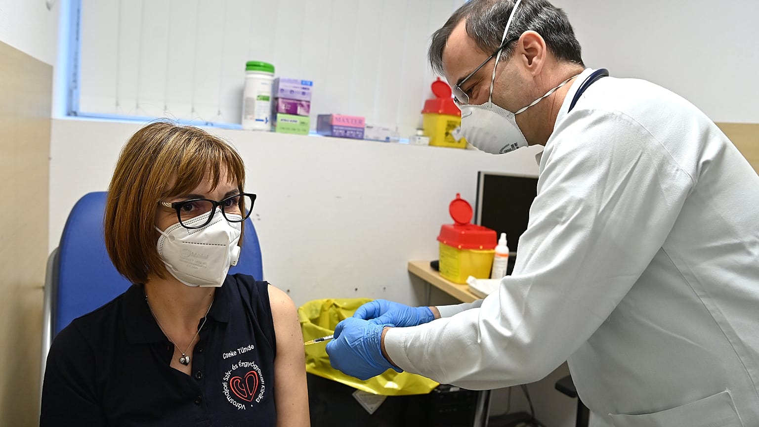 Megkezdték a Pfizer-BioNTech-vakcina második adagjának beadását hazánkban