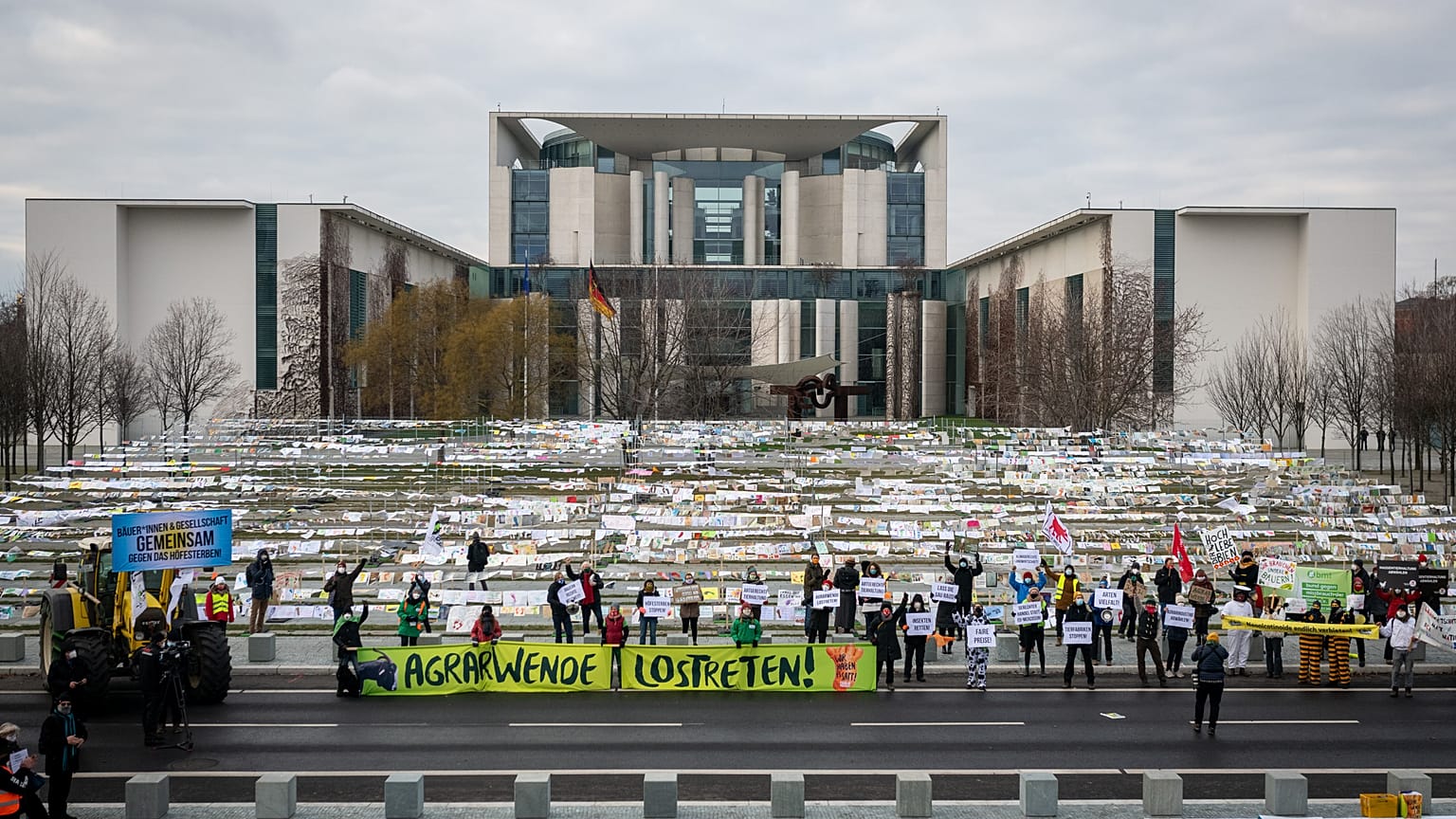 Blick aufs Kanzleramt mit Fußabdrücken und Wäscheleinen 